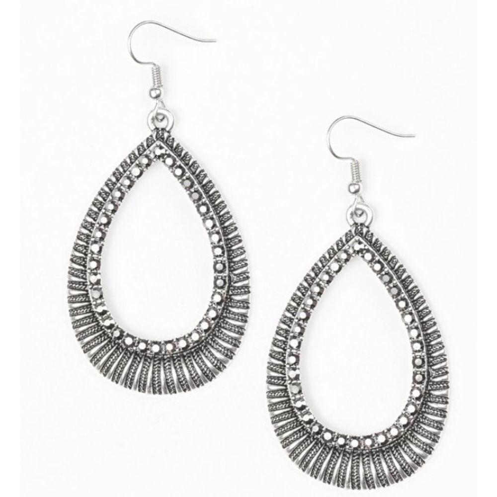 Host Pick🎉🆕 BOUTIQUE SILVER TEARDROP EARRINGS